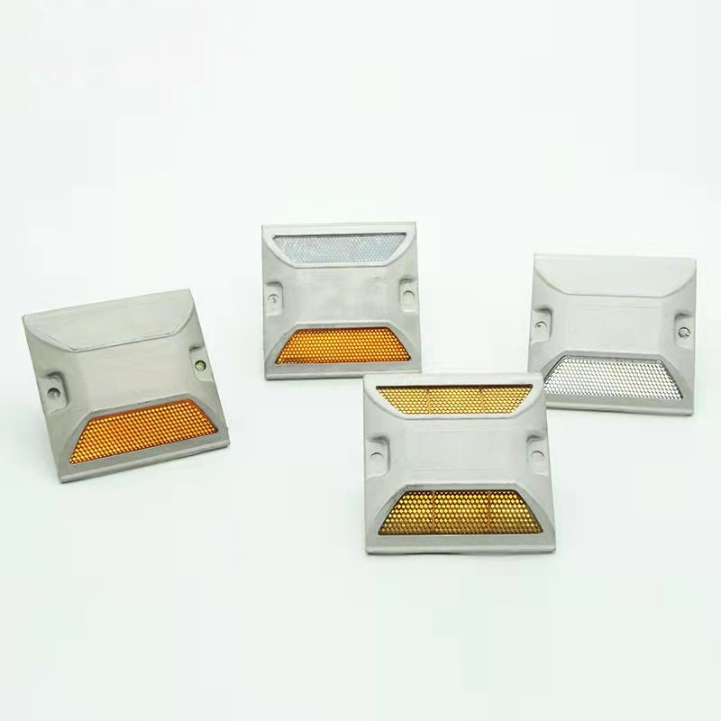 Road Stud Cat's Eye (en inglés)